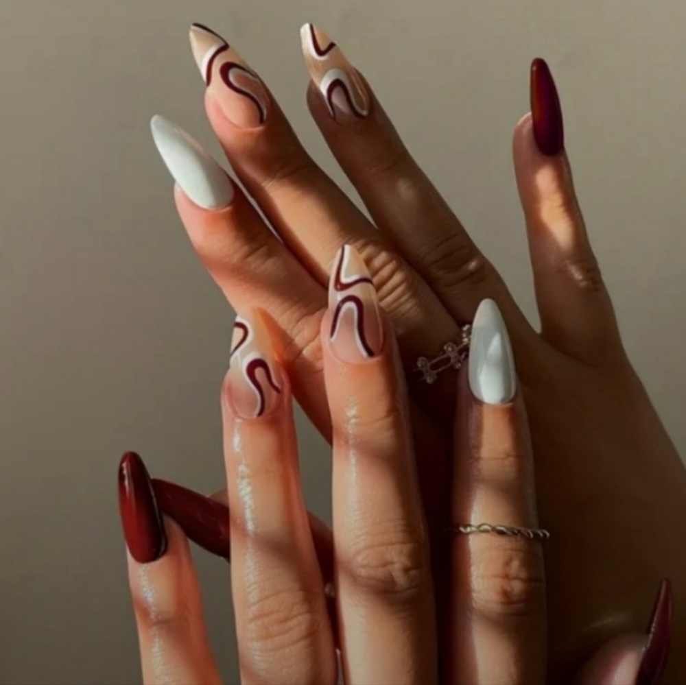 24 Pieces Fake press on nails